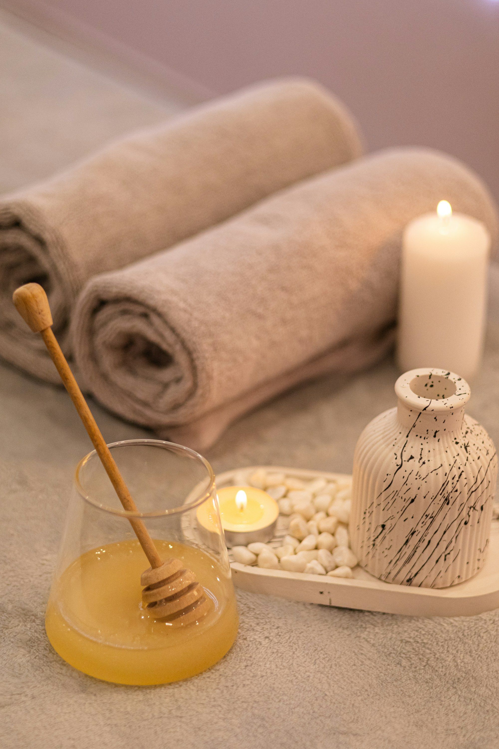 Asciugamani arrotolati e candela in una spa