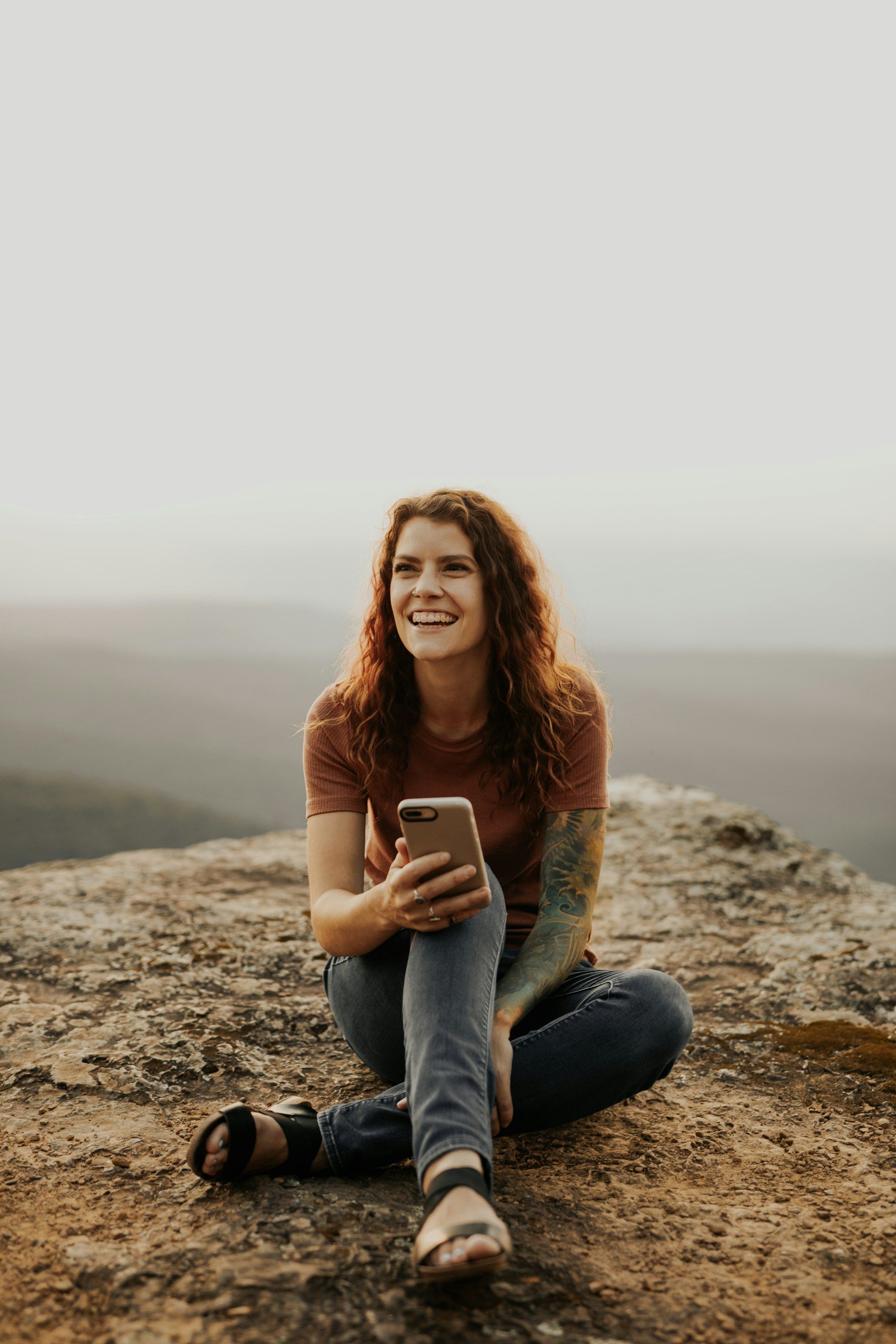 Donna che legge un messaggio sul telefono