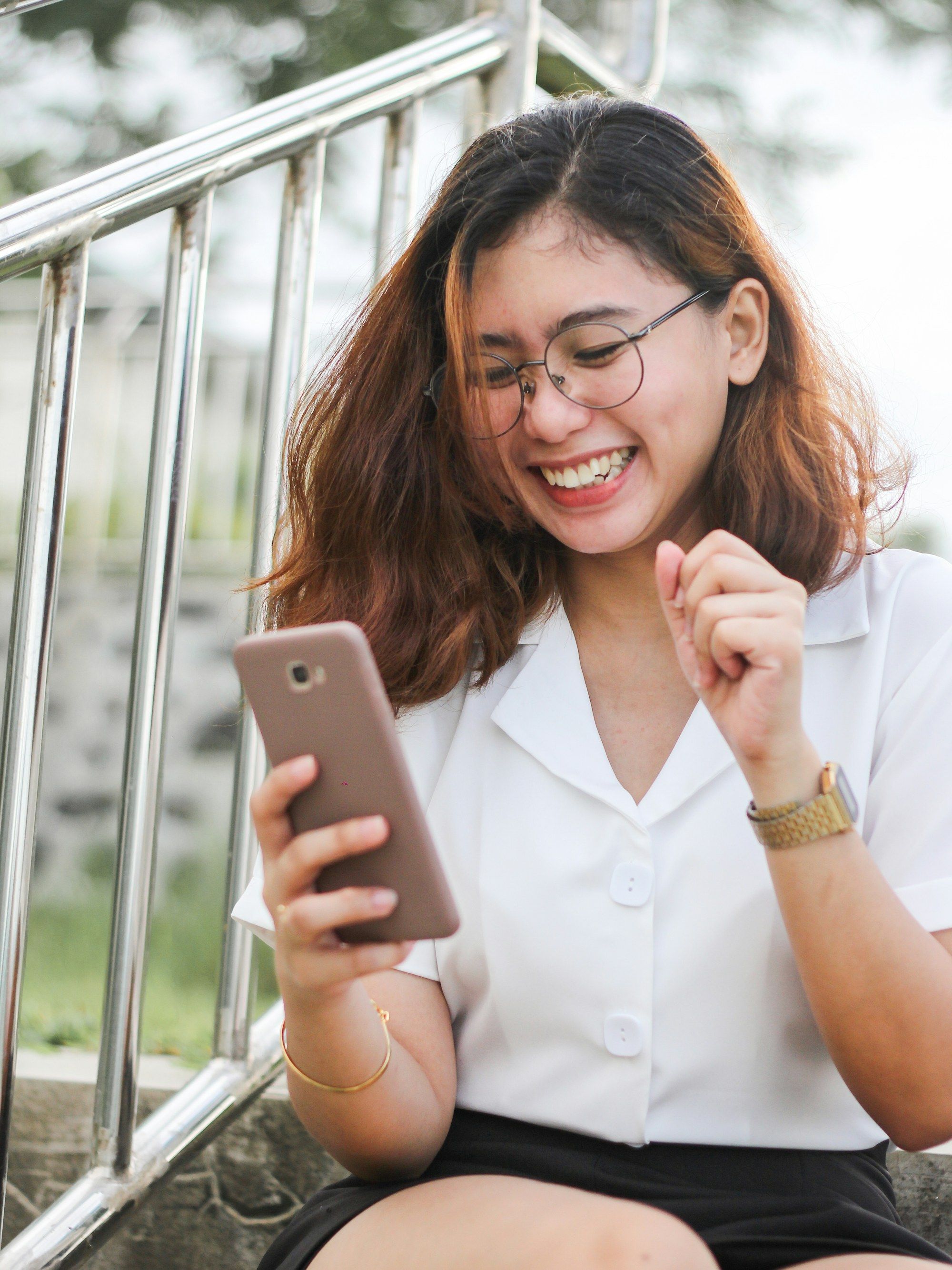 Cliente sorridente che prenota dal telefono